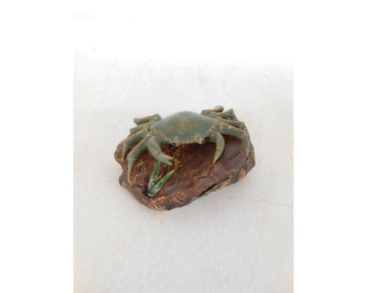 Bonsai ornament / krab op steen